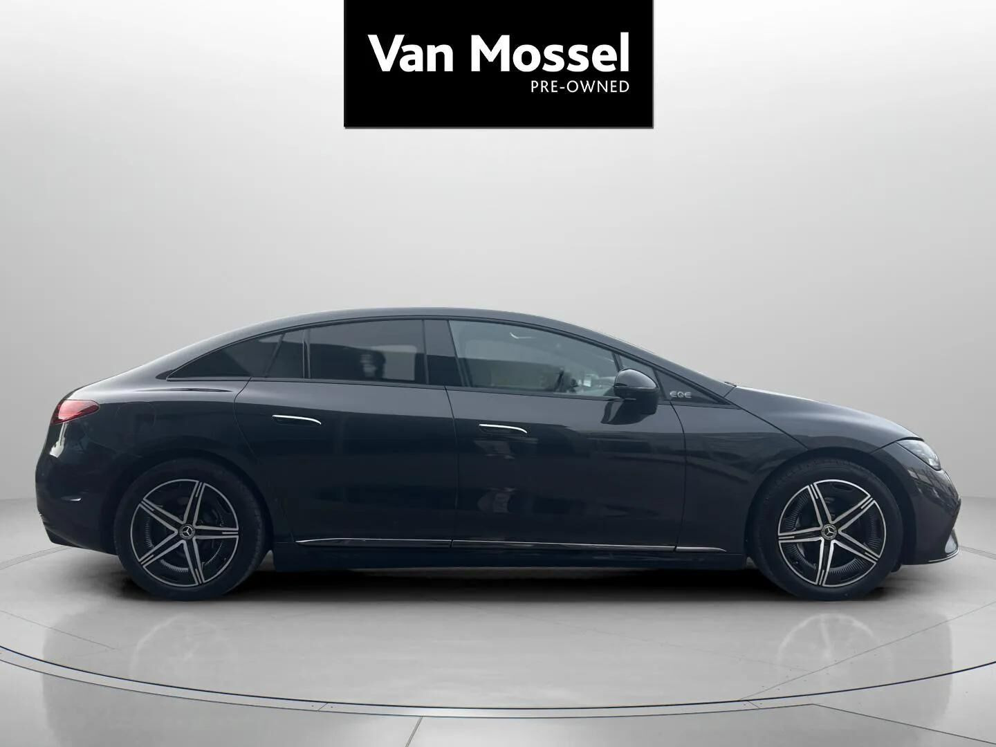 Grå Mercedes EQE350 fra 2024