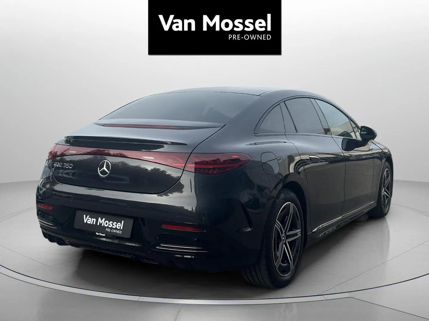 Grå Mercedes EQE350 fra 2024