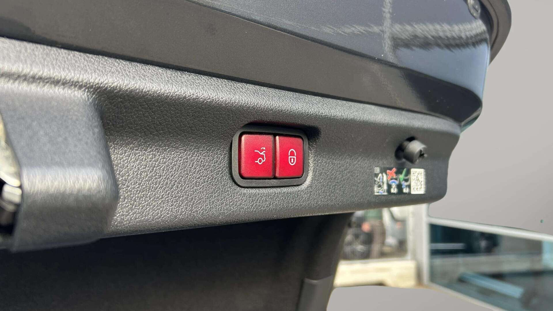 Grå Mercedes EQE350 fra 2024