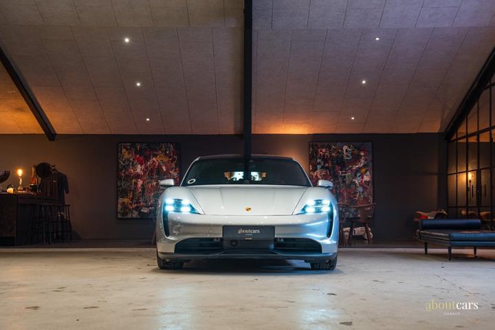 Sølv Porsche Taycan 4S fra 2022