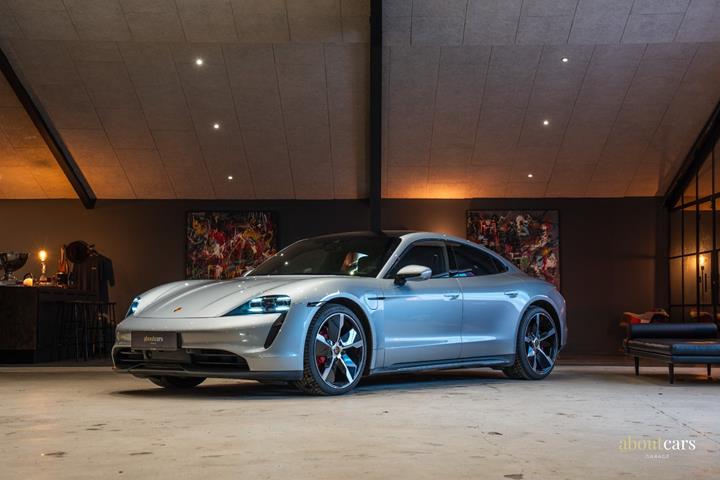 Sølv Porsche Taycan 4S fra 2022
