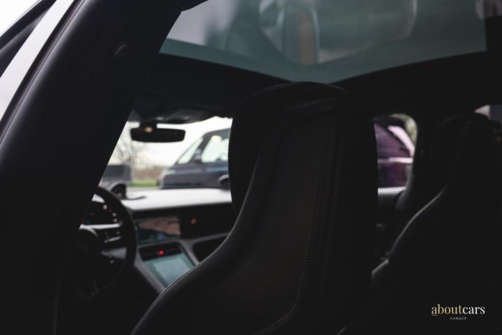 Sølv Porsche Taycan 4S fra 2022