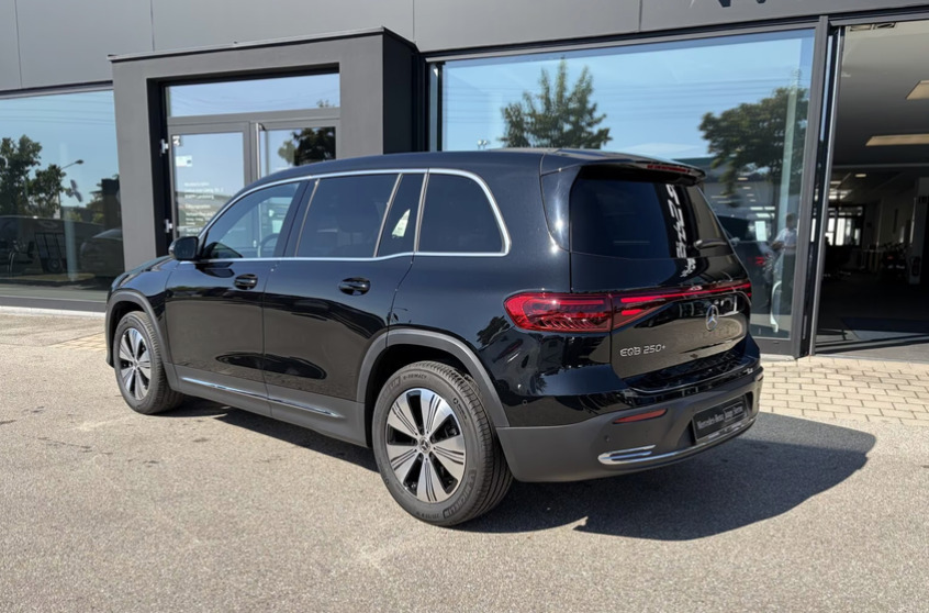 Sort Mercedes EQB250+ fra 2025