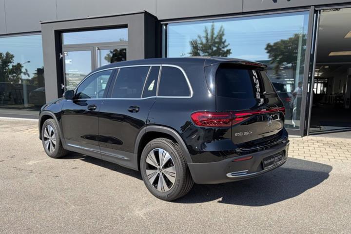 Sort Mercedes EQB250+ fra 2025