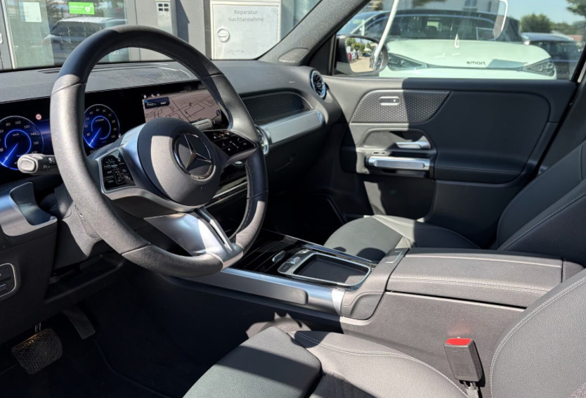 Sort Mercedes EQB250+ fra 2025