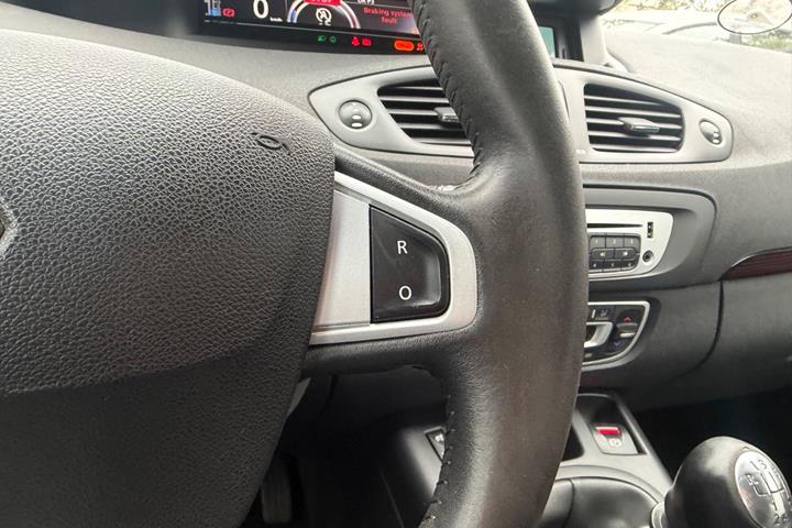 Grøn Renault Grand Scenic III fra 2012