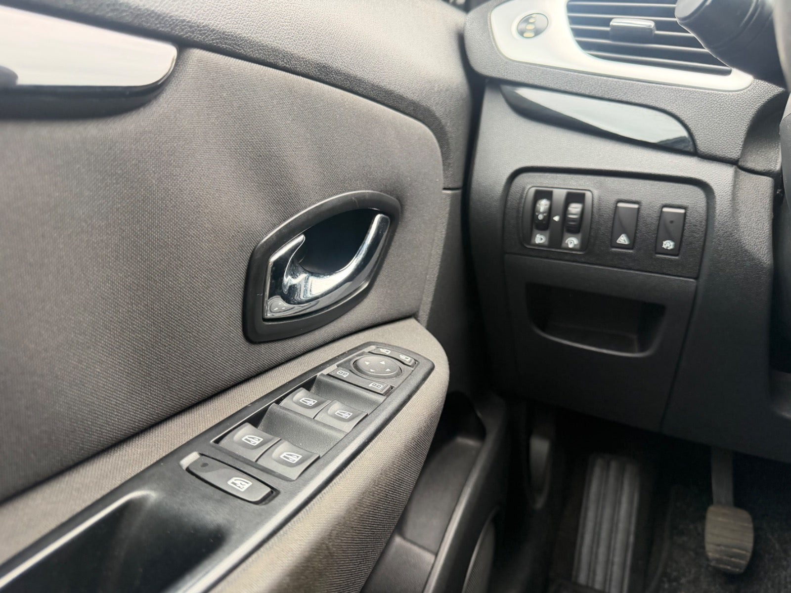 Grøn Renault Grand Scenic III fra 2012