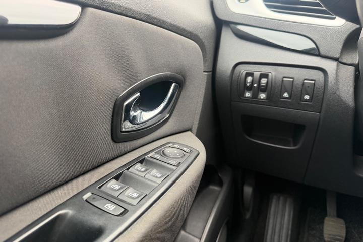 Grøn Renault Grand Scenic III fra 2012