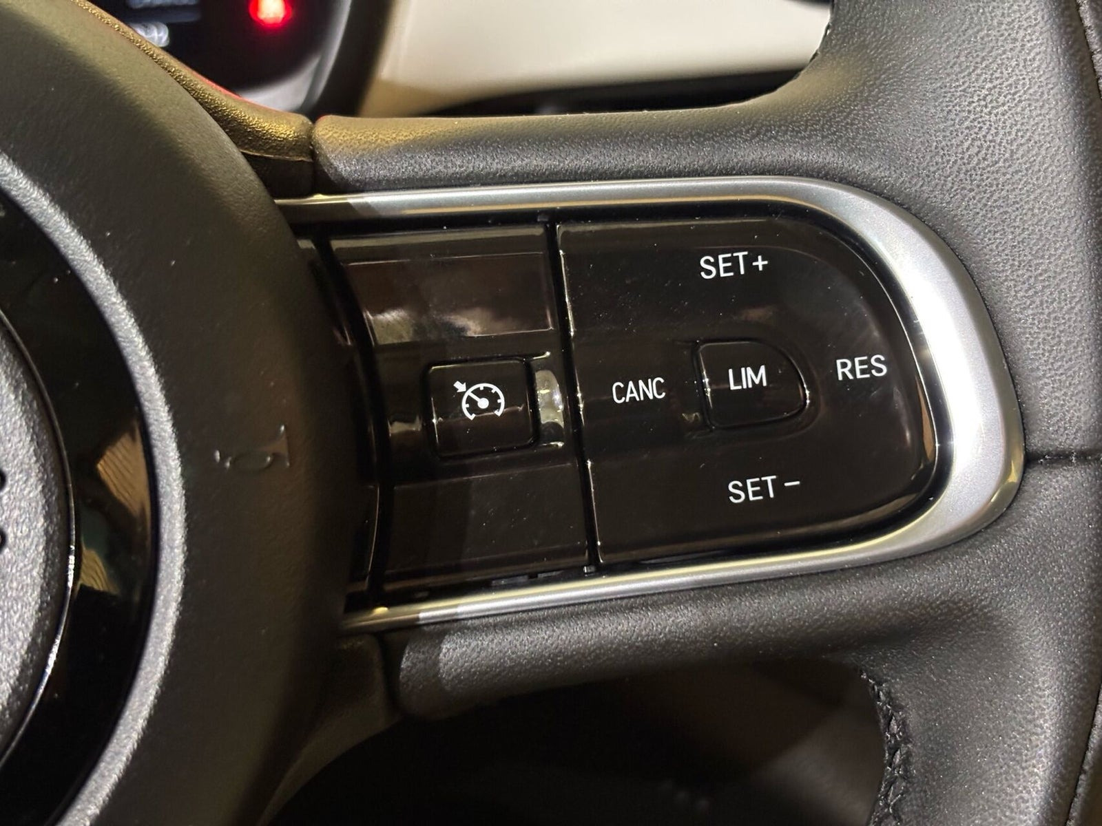 Hvid Fiat 500e fra 2023