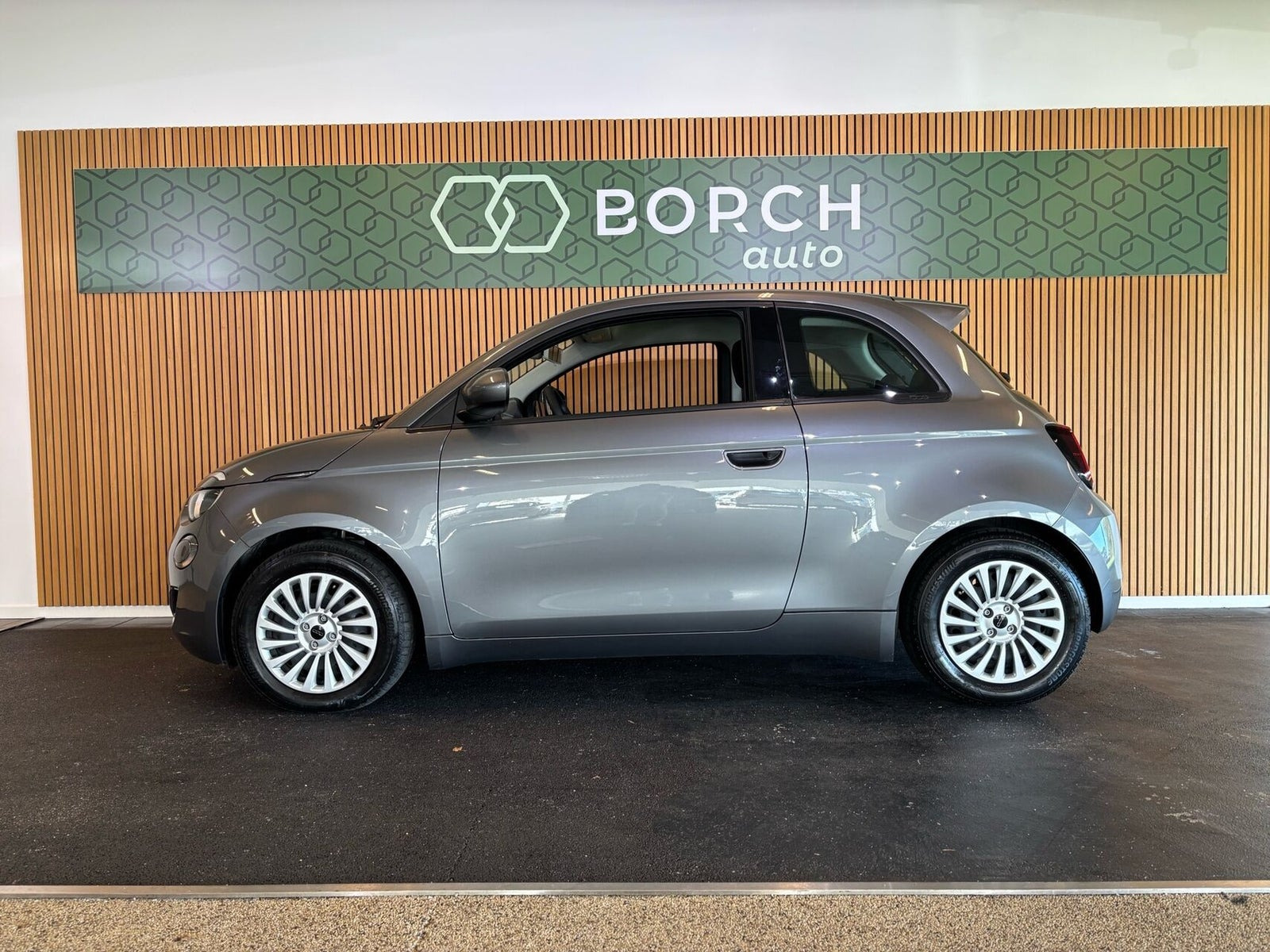 Hvid Fiat 500e fra 2023
