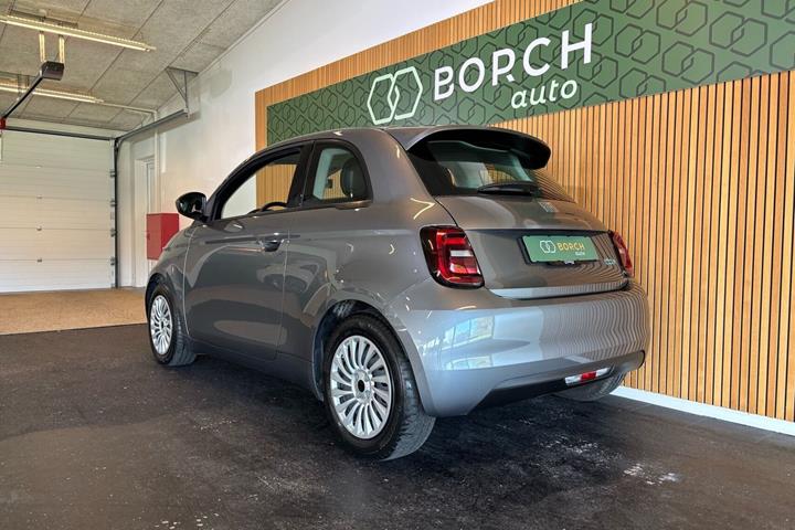 Hvid Fiat 500e fra 2023