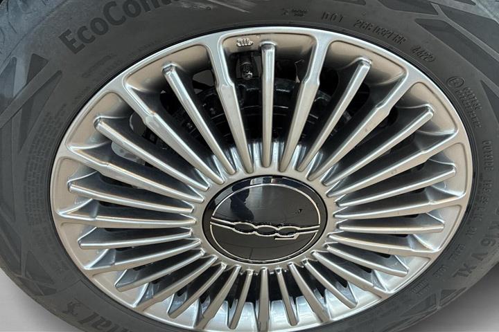 Grøn Fiat 500e fra 2023