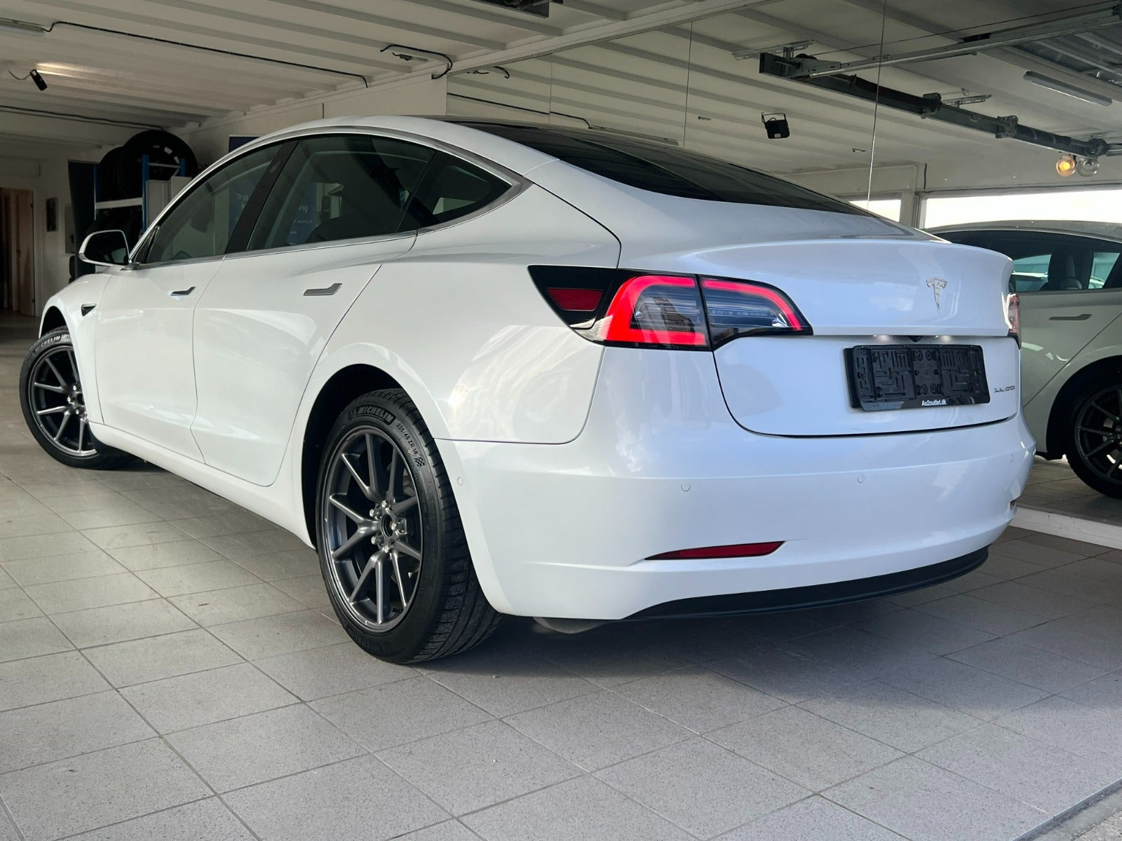 Hvid Tesla Model 3 fra 2020