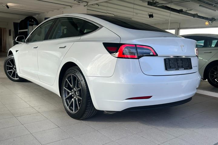 Hvid Tesla Model 3 fra 2020
