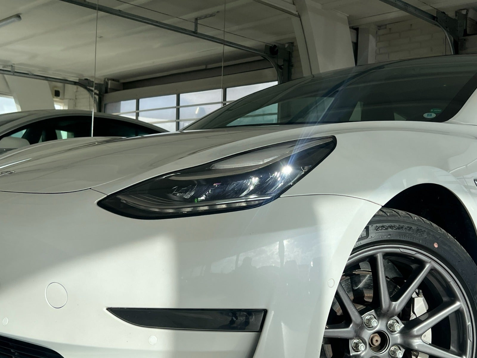 Hvid Tesla Model 3 fra 2020