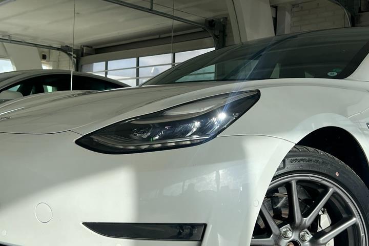 Hvid Tesla Model 3 fra 2020