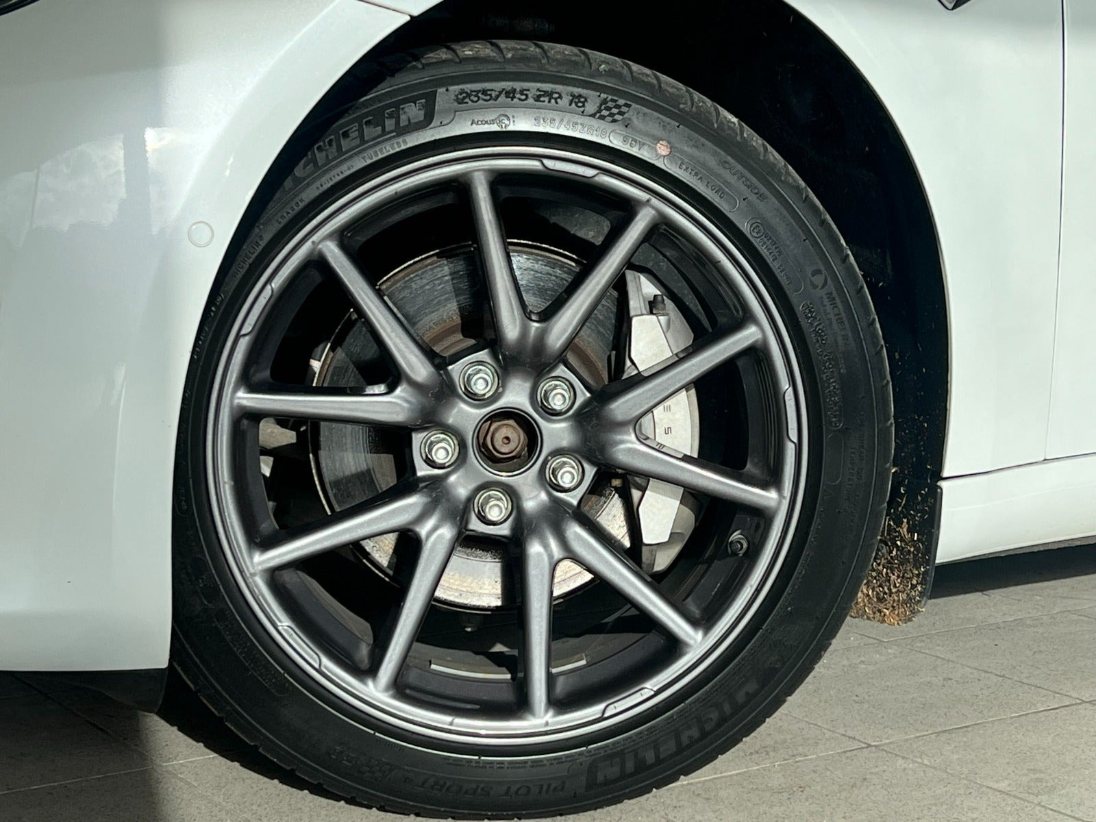 Hvid Tesla Model 3 fra 2020