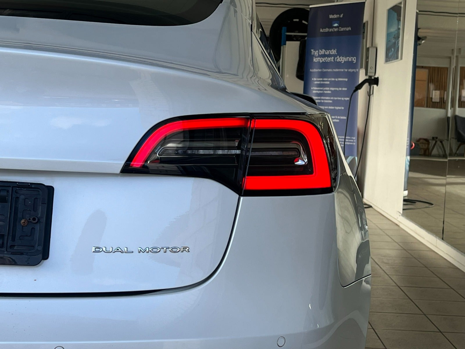 Hvid Tesla Model 3 fra 2020