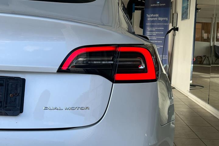 Hvid Tesla Model 3 fra 2020