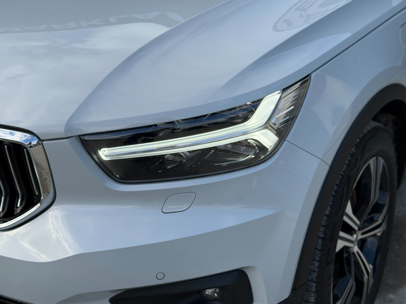 Grå Volvo XC40 fra 2021