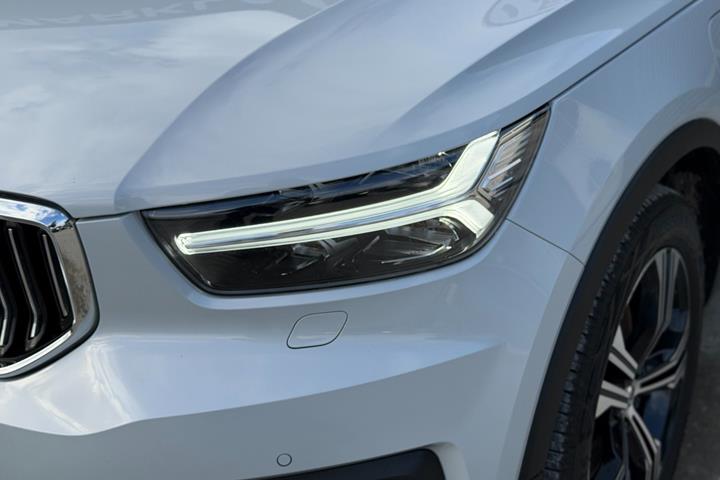 Grå Volvo XC40 fra 2021