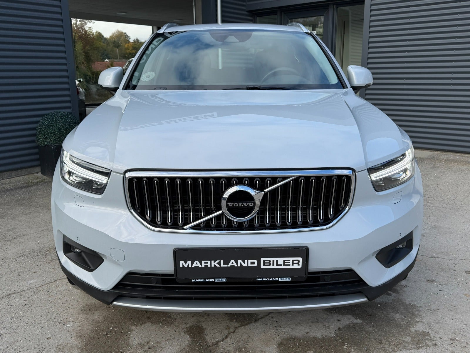 Grå Volvo XC40 fra 2021