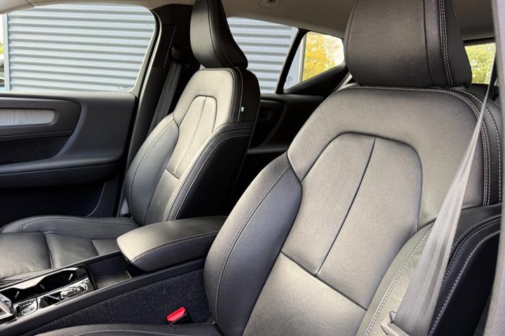 Grå Volvo XC40 fra 2021
