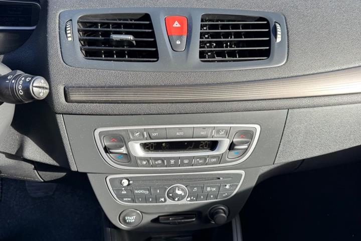 Grå Renault Megane III fra 2011
