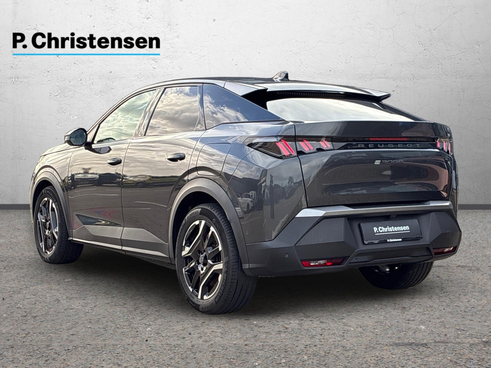 Grå Peugeot e-3008 fra 2025
