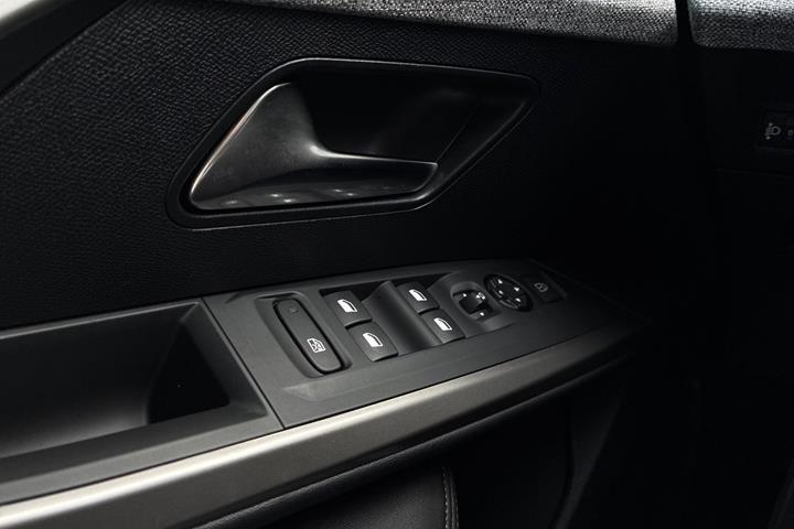 Grå Peugeot e-3008 fra 2025
