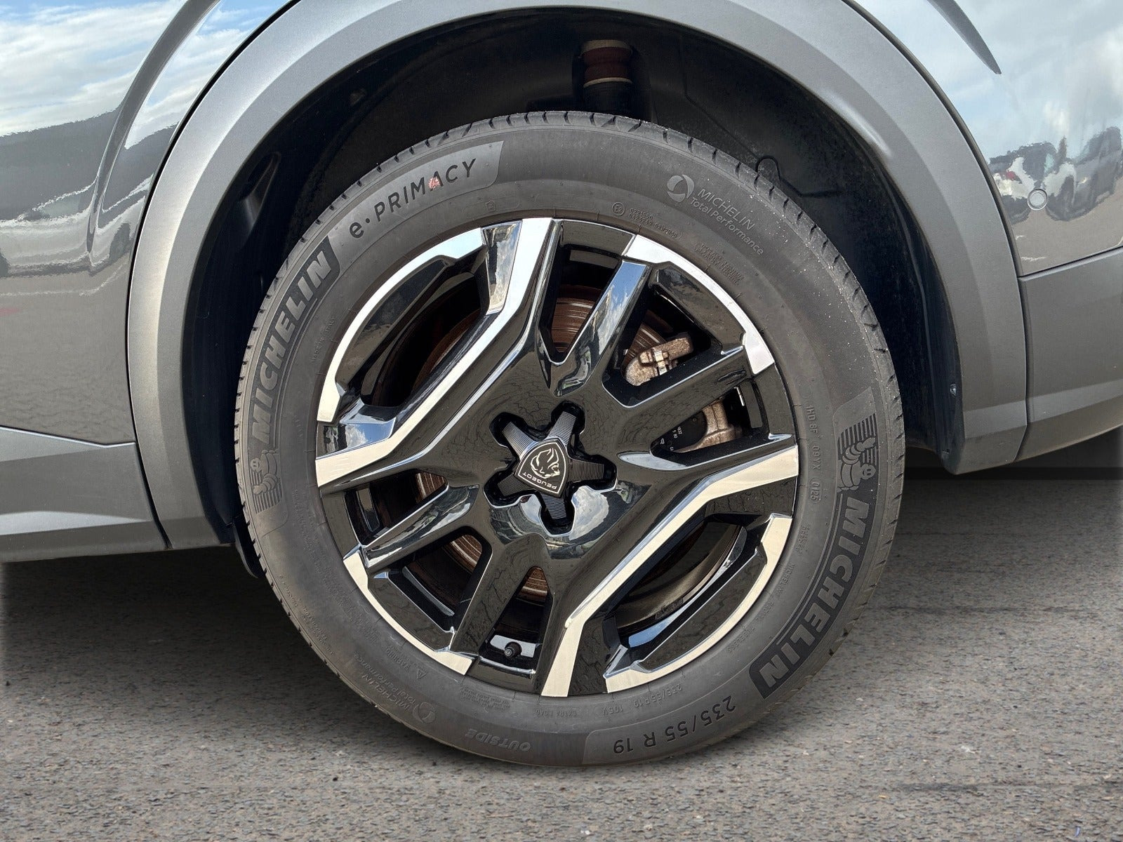 Grå Peugeot e-3008 fra 2025