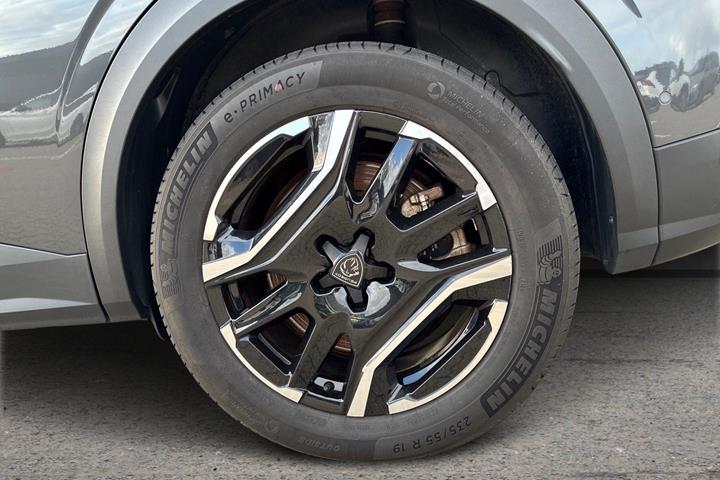 Grå Peugeot e-3008 fra 2025