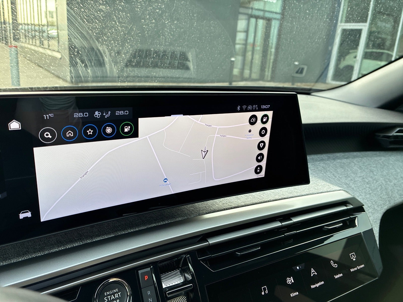 Grå Peugeot e-3008 fra 2025