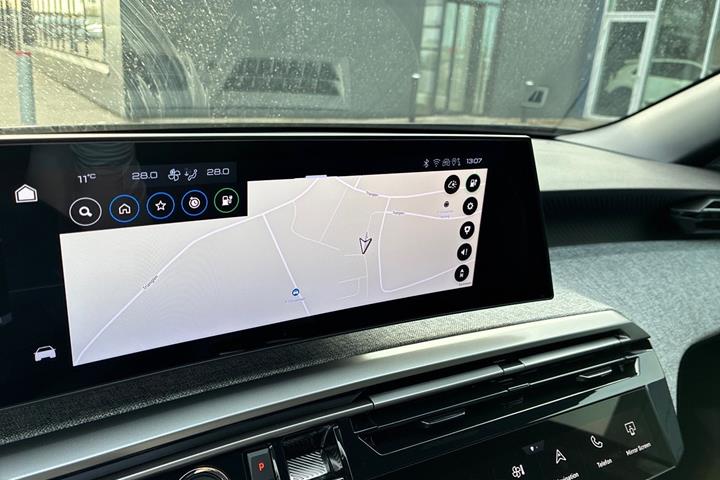 Grå Peugeot e-3008 fra 2025
