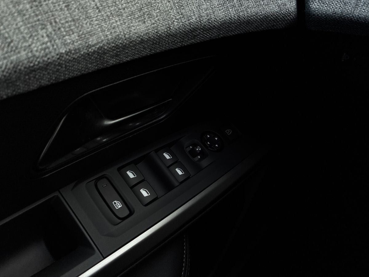 Blå Peugeot e-3008 fra 2025