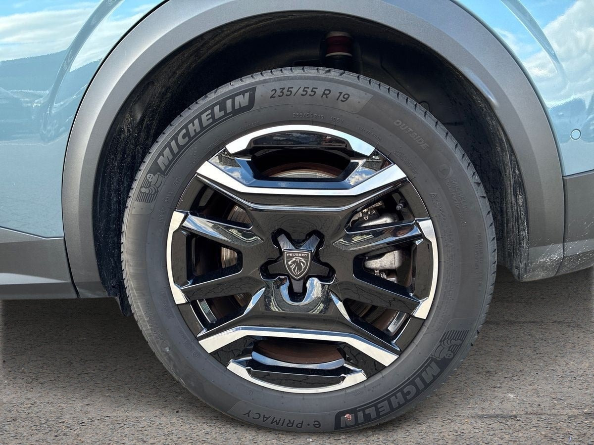 Blå Peugeot e-3008 fra 2025
