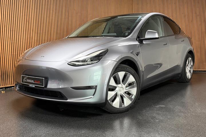 Grå Tesla Model Y fra 2023