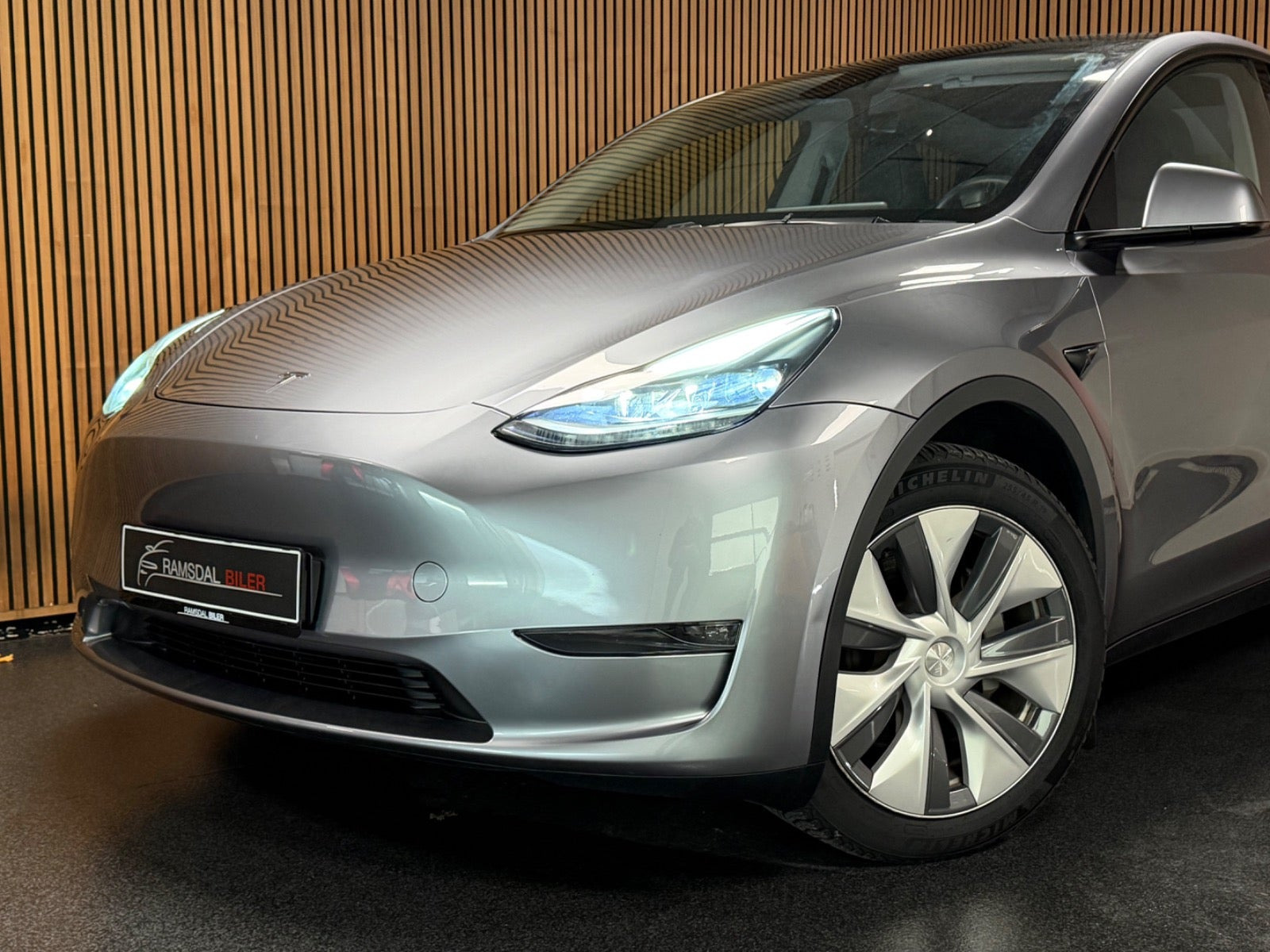 Grå Tesla Model Y fra 2023