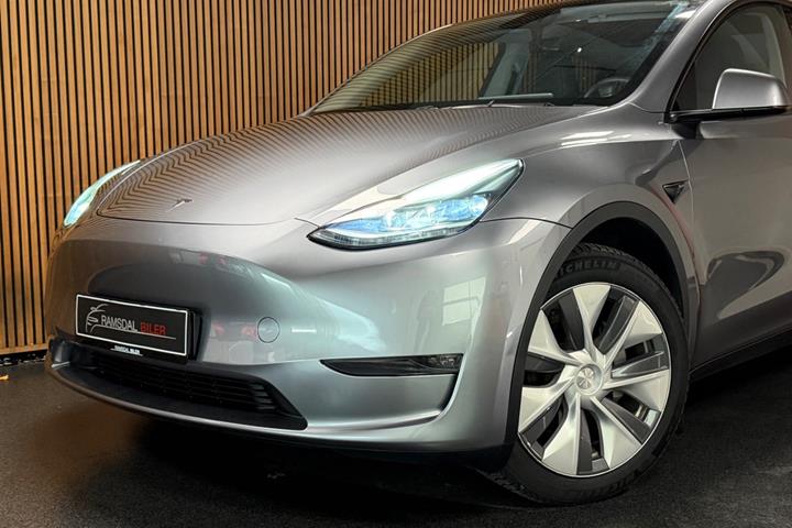 Grå Tesla Model Y fra 2023