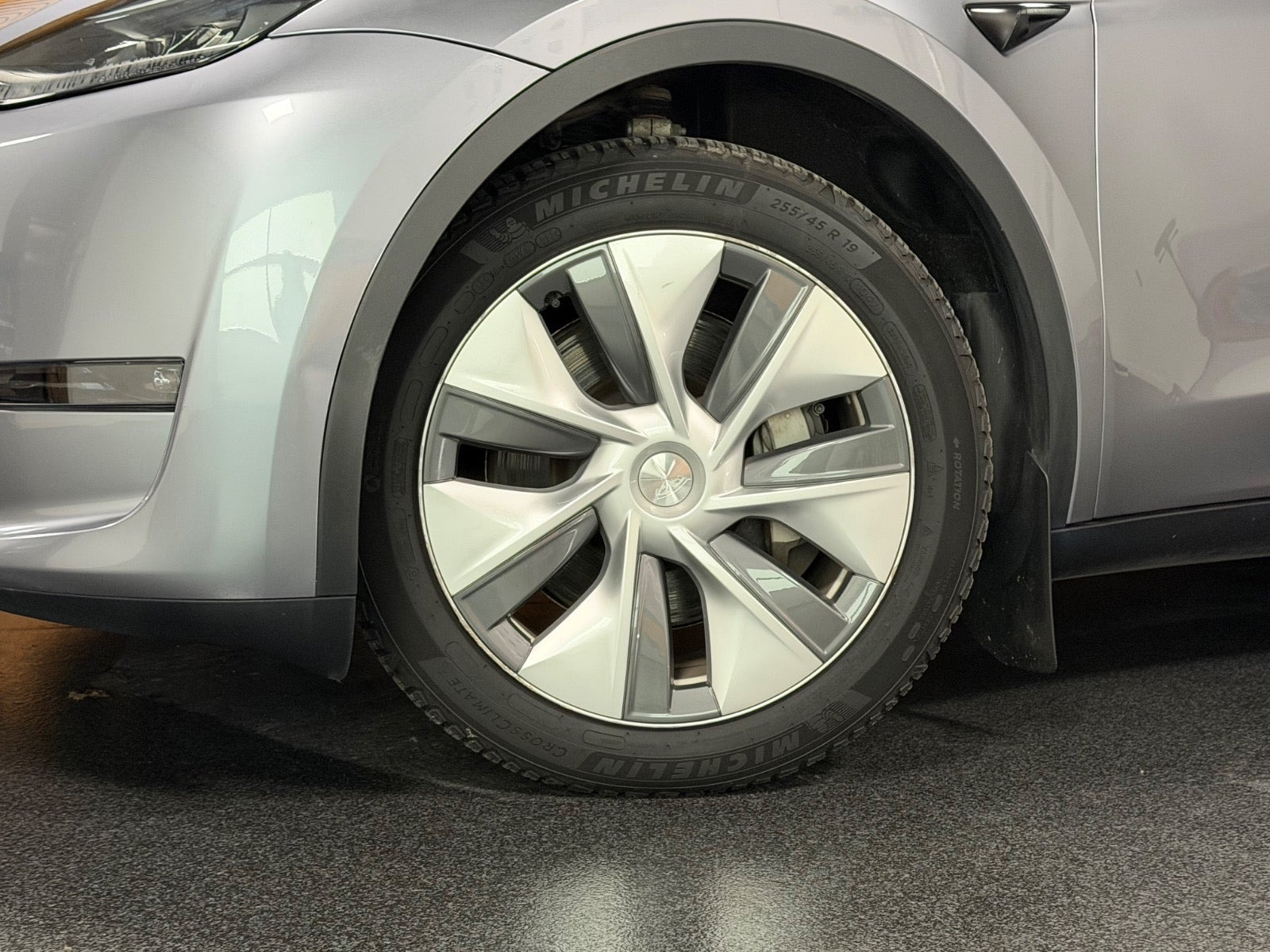 Grå Tesla Model Y fra 2023