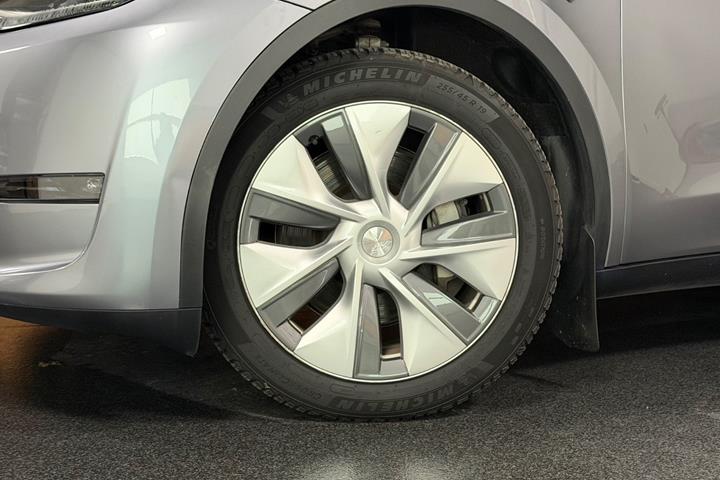 Grå Tesla Model Y fra 2023