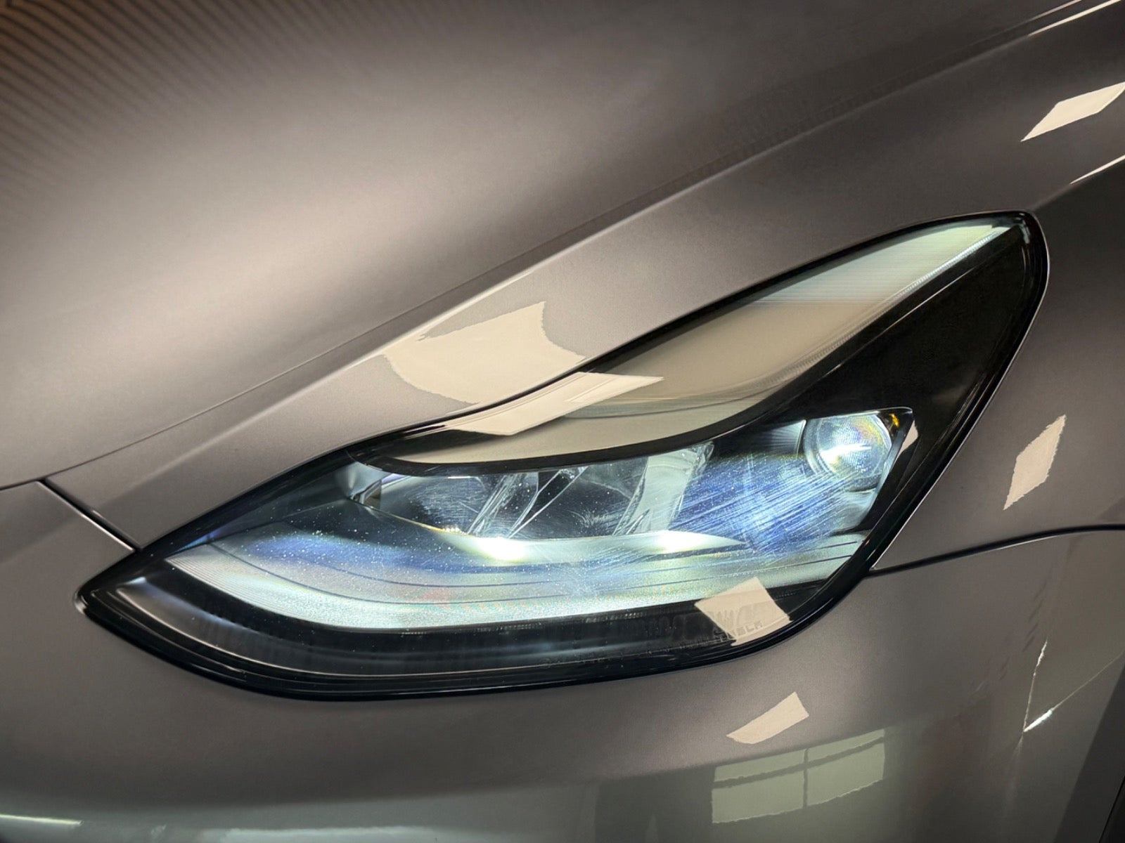 Grå Tesla Model Y fra 2023