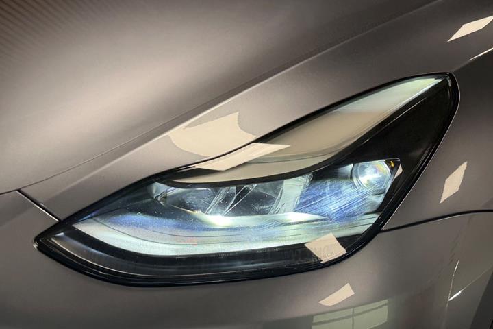 Grå Tesla Model Y fra 2023