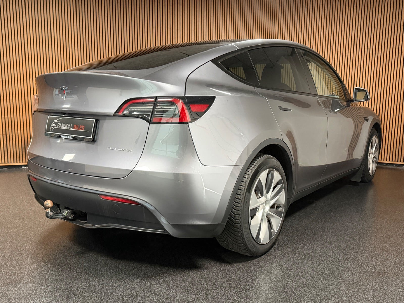 Grå Tesla Model Y fra 2023