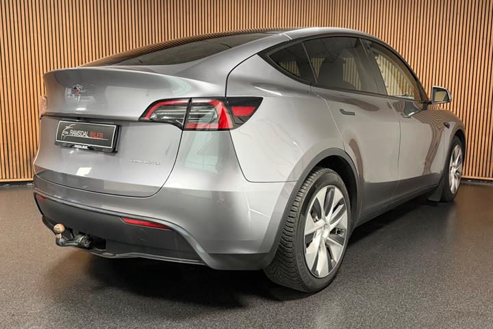 Grå Tesla Model Y fra 2023