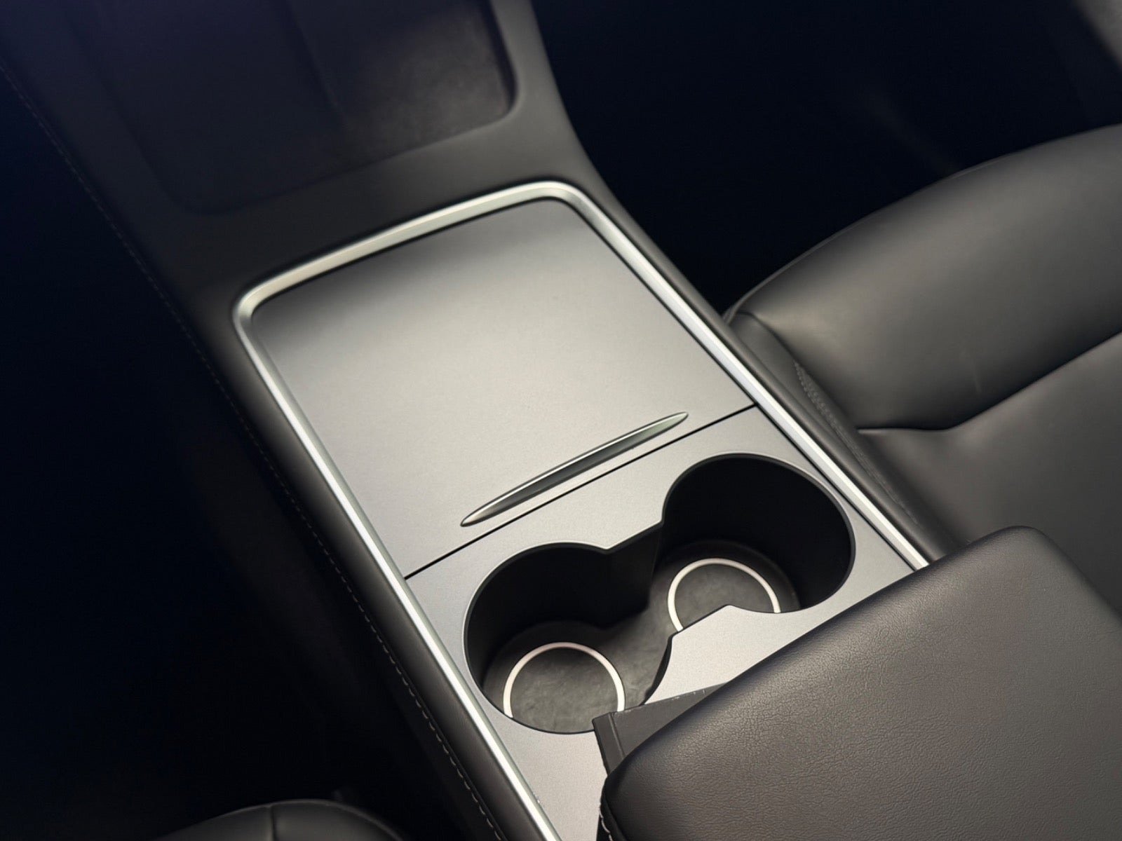 Grå Tesla Model Y fra 2023