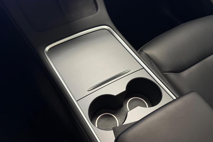 Grå Tesla Model Y fra 2023