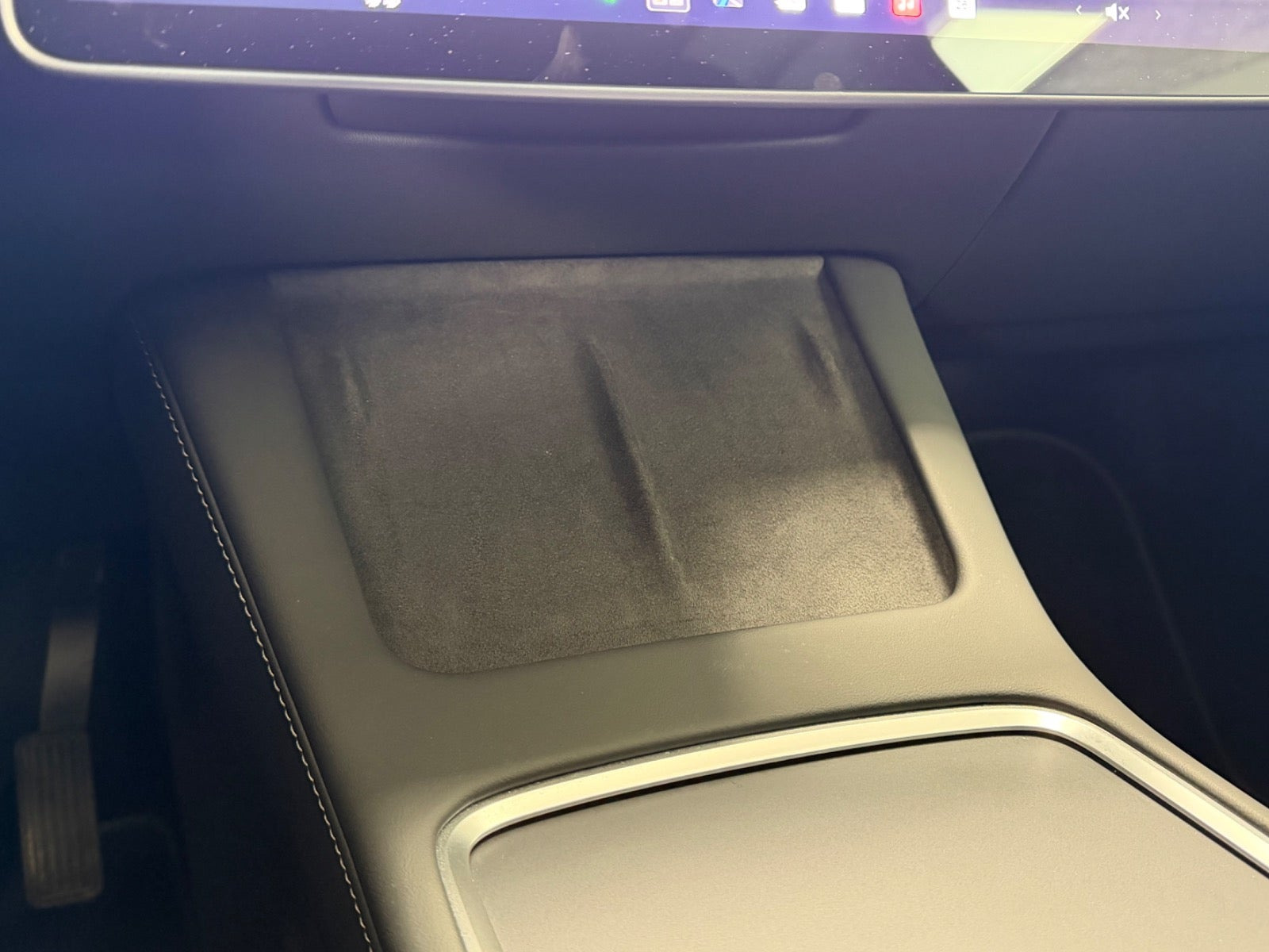 Grå Tesla Model Y fra 2023