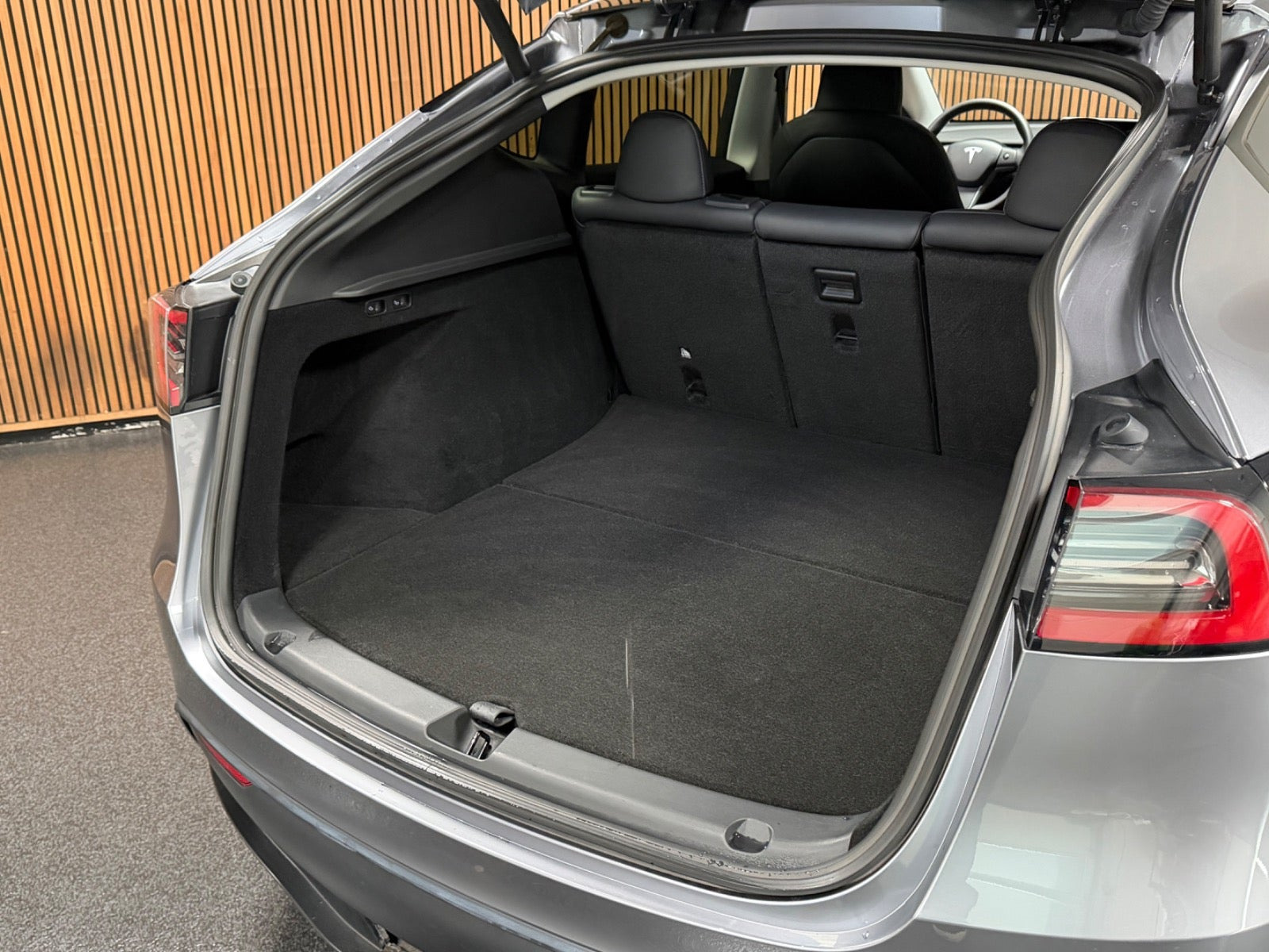 Grå Tesla Model Y fra 2023