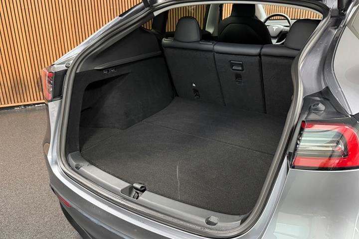 Grå Tesla Model Y fra 2023